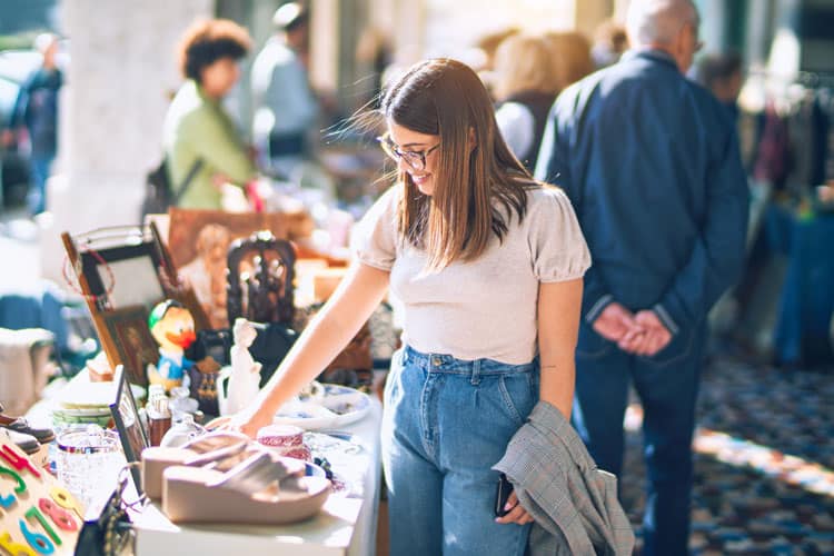 Vrouw op rommelmarkt